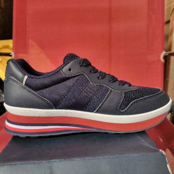 NEW!! TOMMY HILFIGER TENNIS SHOES - Picture 2 of 5